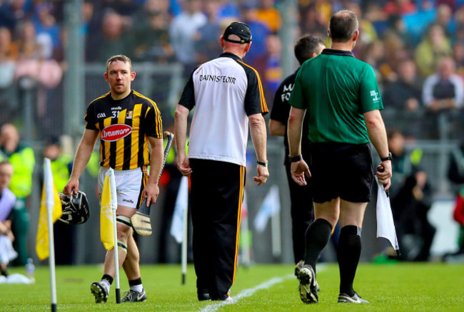 richie-hogan-walks-past-brian-cody-after-being-sent-off