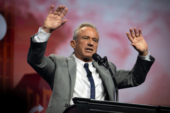 duluth-georgia-usa-23rd-oct-2024-robert-f-kennedy-jr-greets-supporters-at-rally-for-donald-trump-in-duluth-georgia-credit-image-robin-raynezuma-press-wire-editorial-usage-only-not-f