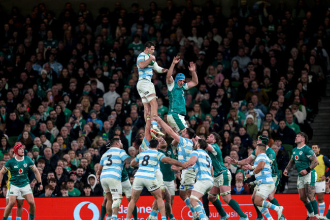 juan-martin-gonzalez-and-tadhg-beirne-in-a-lineout