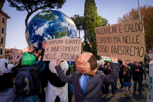 rome-rm-italy-16th-nov-2024-thousands-join-the-climate-pride-parade-for-a-planetary-climate-justice-against-fossil-fuels-and-pro-renewable-energy-an-activist-wearing-the-mask-of-gilberto-p