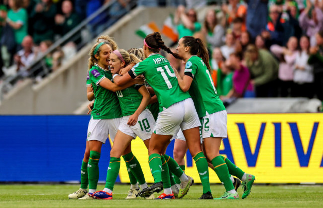 denise-osullivan-celebrates-after-scoring-a-goal-with-teammates