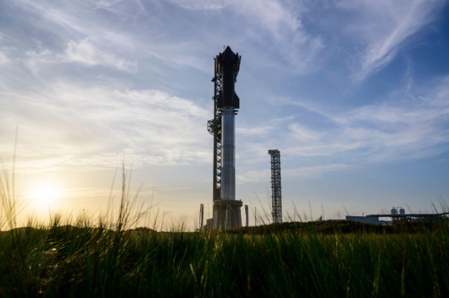 brownsville-texas-usa-18th-nov-2024-a-spacex-starship-rocket-stands-tall-on-the-launch-pad-ahead-of-its-sixth-flight-test-from-starbase-boca-chica-texas-on-nov-18-2024-liftoff-is-scheduled