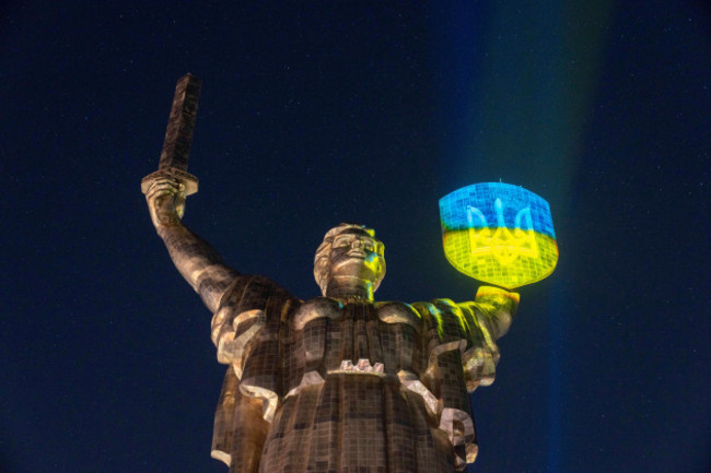 kyiv-kyiv-city-ukraine-19th-nov-2024-shield-of-the-motherland-monument-being-light-up-in-the-ukrainian-colors-during-light-the-fire-event-dedicated-to-the-1000-days-of-the-ukrainian-peoples-st