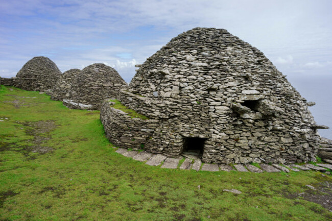 clochans-stone-cells-monastery-at-the-top-skellig-michael-island-mainistir-fhionain-st-fionans-monastery-county-kerry-ireland-united-kingdom