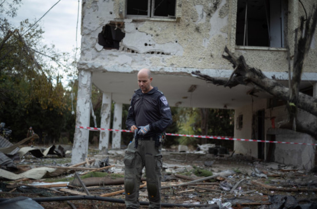 rinatya-israel-24th-nov-2024-a-member-of-israeli-security-personnel-inspects-the-site-where-a-building-was-hit-by-a-hezbollah-rocket-strike-from-lebanon-credit-ilia-yefimovichdpaalamy-live-ne