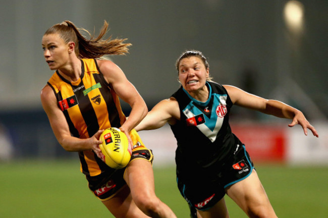 melbourne-australia-16th-nov-2024-aileen-gilroy-of-the-hawks-runs-with-the-ball-during-the-aflw-semi-final-2-match-between-the-hawthorn-hawks-and-the-port-adelaide-power-at-ikon-park-in-melbourne