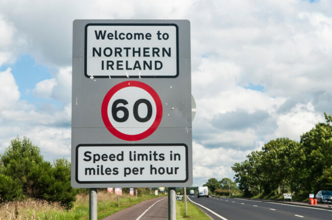 road-sign-at-the-northern-ireland-border-with-the-irish-republic-welcoming-people-to-northern-ireland-and-a-reminder-that-speed-limits-are-in-mph