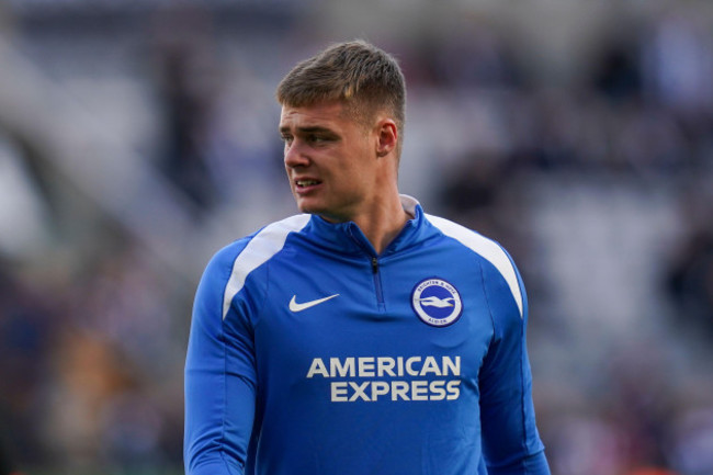 newcastle-uk-19th-oct-2024-brighton-hove-albion-forward-evan-ferguson-28-warm-up-during-the-newcastle-united-fc-v-brighton-hove-albion-fc-english-premier-league-match-at-st-james-park-newc