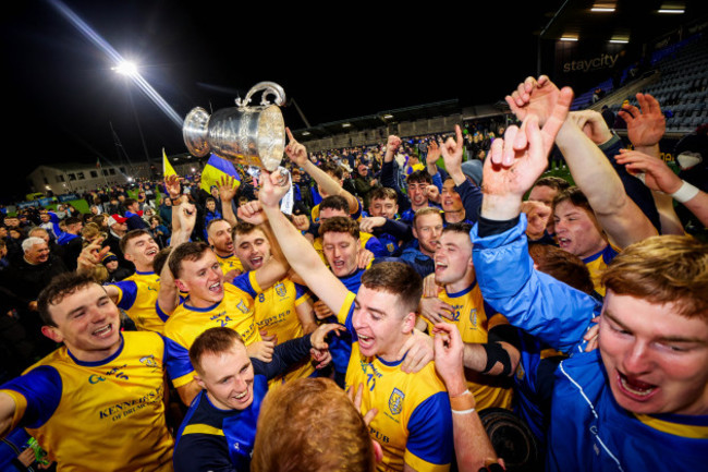 na-fianna-celebrate-with-the-trophy