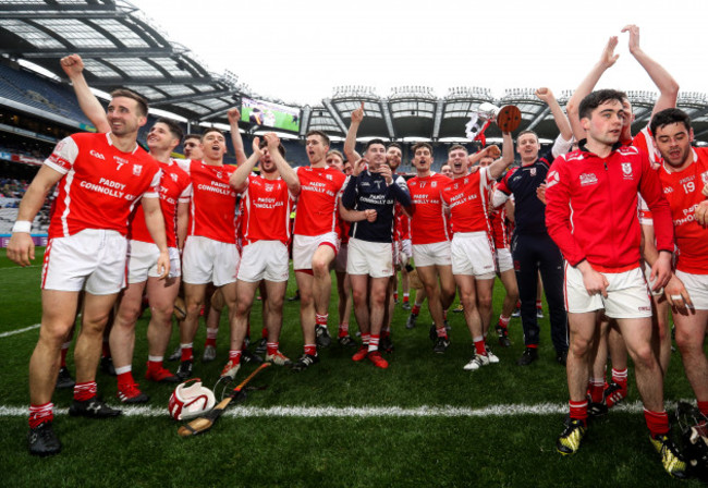 cuala-celebrate-with-the-trophy-to-the-fans