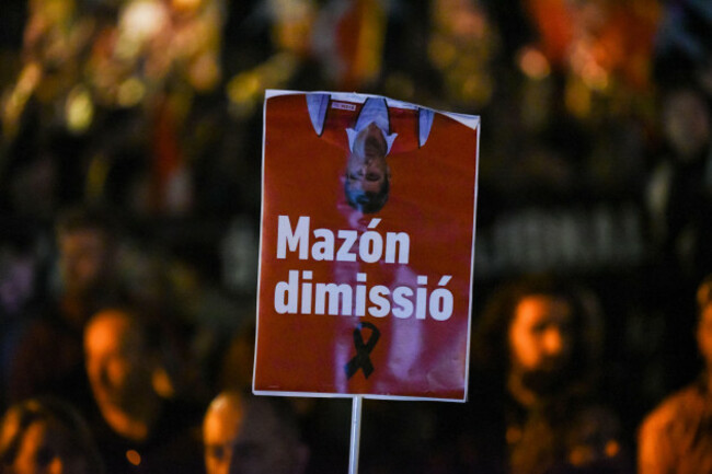 valencia-spain-30th-nov-2024-a-huge-crowd-of-angry-protesters-reunited-and-gather-in-plaza-del-ayuntamiento-in-valencia-to-protest-against-carlos-mazon-and-pedro-sanchez-for-the-political-managem