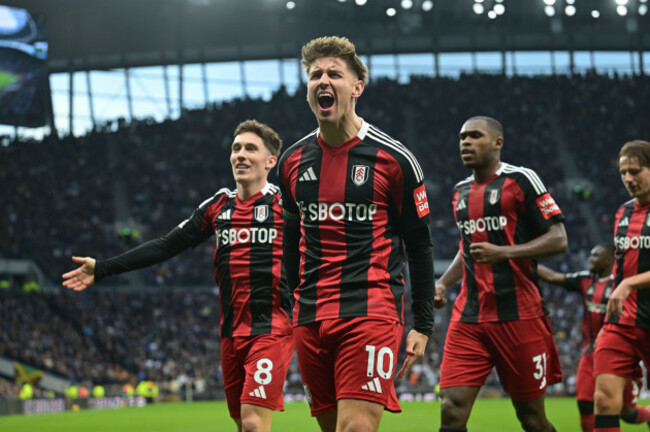 london-uk-1st-dec-2024-goal-tom-cairney-of-fulham-levels-the-score-during-the-spurs-vs-fulham-premier-league-match-at-the-tottenham-hotspur-stadium-london-this-image-is-for-editorial-use-only-l