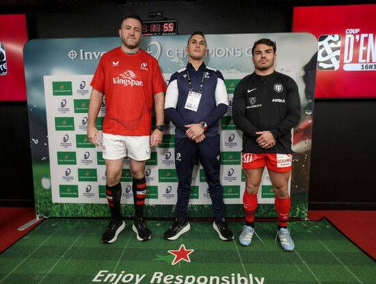 alan-oconnor-adam-leal-and-antoine-dupont-during-the-coin-toss