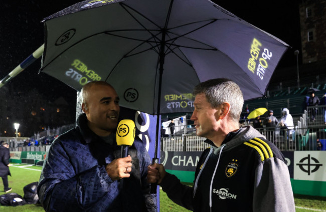 simon-zebo-speaks-with-la-rochelle-head-coach-ronan-ogara-before-the-game