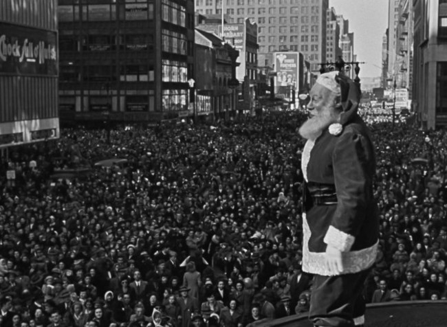 usa-edmund-gwenn-in-a-scene-from-the-twentieth-century-fox-classic-movie-miracle-on-34th-street-1947-plot-when-a-nice-old-man-who-claims-to-be-santa-claus-is-institutionalized-as-insan