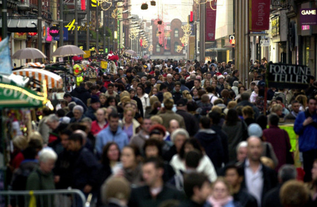 christmas-shoppers-crowd-henry-street-dublin-ireland-with-only-seven-shopping-days-remaining-before-christmas-291104-research-released-by-national-savings-and-investments-shows-britons-fall-in