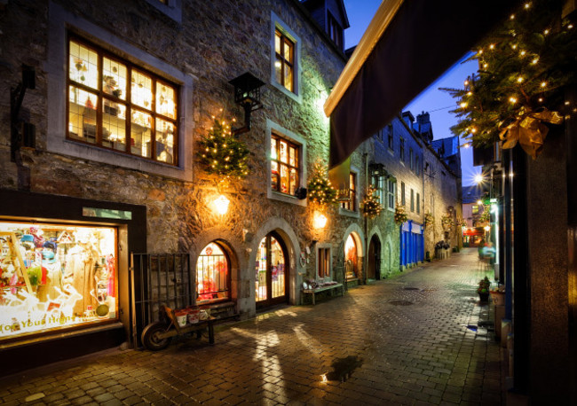 old-street-in-galway-kerwans-lane-decorated-with-christmas-lights-night-scene