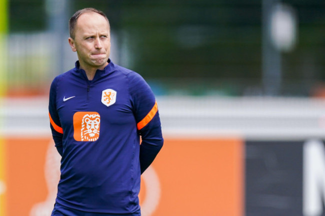 zeist-netherlands-june-9-coach-mark-parsons-of-the-netherlands-during-a-training-session-of-the-netherlands-women-at-knvb-campus-on-june-9-2022-in-zeist-netherlands-photo-by-joris-verwijstora