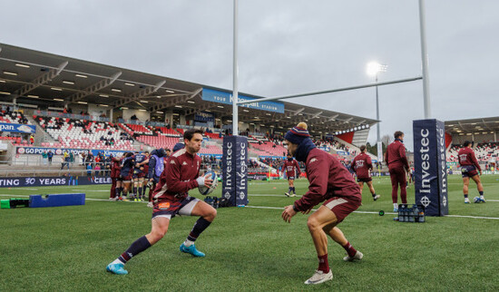 joey-carbery-warms-up