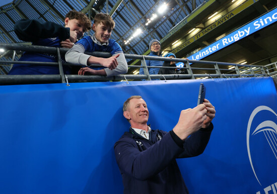 leo-cullen-takes-a-selfie-with-fans-ahead-of-the-game