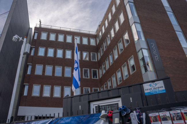 shelbourne-road-dublin-ireland-11th-november-2023-front-of-israeli-embassy-in-dublin-with-flag-on-pole