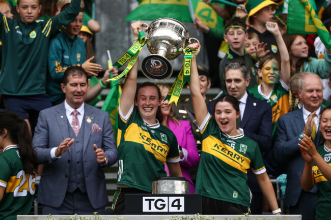 kayleigh-cronin-and-brid-oconnor-lift-the-brendan-martin-cup