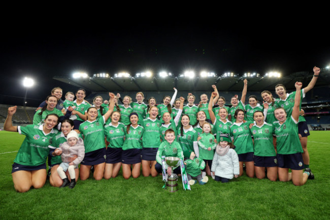 sarsfields-celebrate-with-the-trophy