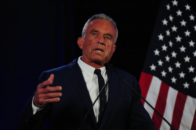 phoenix-usa-23rd-aug-2024-independent-presidential-candidate-robert-f-kennedy-jr-announces-his-withdrawal-from-the-presidential-race-and-his-endorsement-of-former-president-donald-trump-during-a