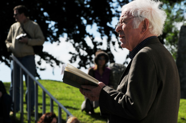 nobel-laureate-seamus-heaney-poet-reading-at-the-3rd-feis-teamhra-at-the-hill-of-tara-ireland