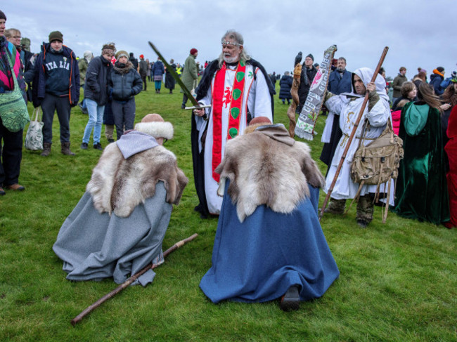 salisbury-uk-21st-dec-2024-druids-celebrate-at-sunrise-on-the-shortest-day-december-22nd-2019-hundreds-of-people-gathered-the-famous-historic-stone-circle-in-wiltshire-to-celebrate-the-sunrise