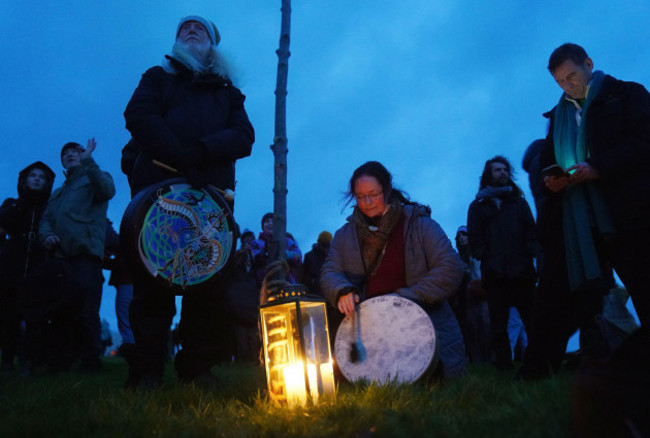 people-gather-for-sunrise-at-newgrange-co-meath-on-the-morning-of-the-winter-solstice-which-is-marked-by-pagan-celebrations-newgrange-is-a-prehistoric-monument-in-county-meath-ireland-it-is-tho