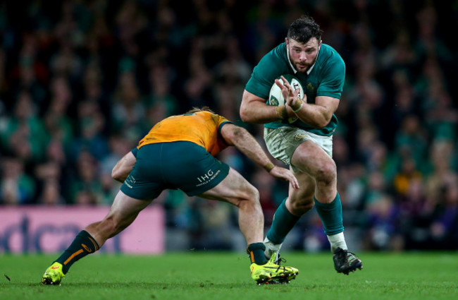 robbie-henshaw-comes-up-against-andrew-kellaway