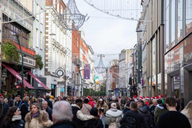 packed-scenes-on-grafton-street-as-thousands-flock-to-dublin-for-last-minute-christmas-eve-preperations