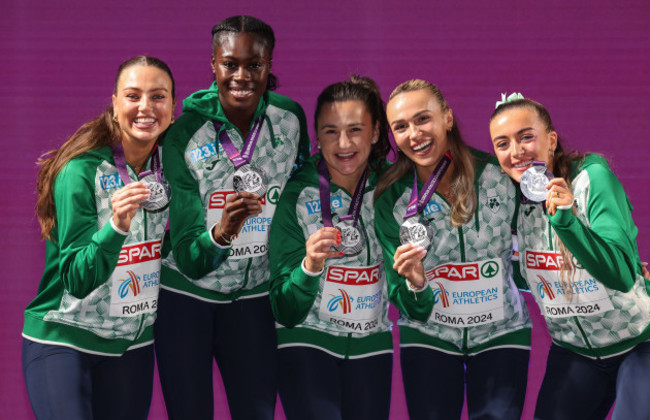 sophie-becker-rhasidat-adeleke-phil-healy-sharlene-mawdsley-and-lauren-cadden-celebrate-with-their-silver-medals