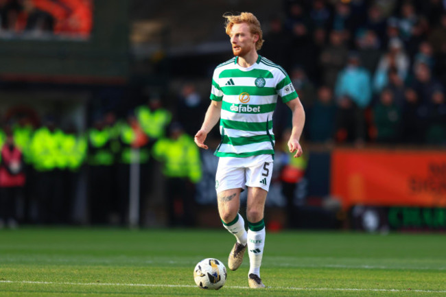 tannadice-park-dundee-uk-22nd-dec-2024-scottish-premiership-football-dundee-united-versus-celtic-liam-scales-of-celtic-on-the-ball-credit-action-plus-sportsalamy-live-news