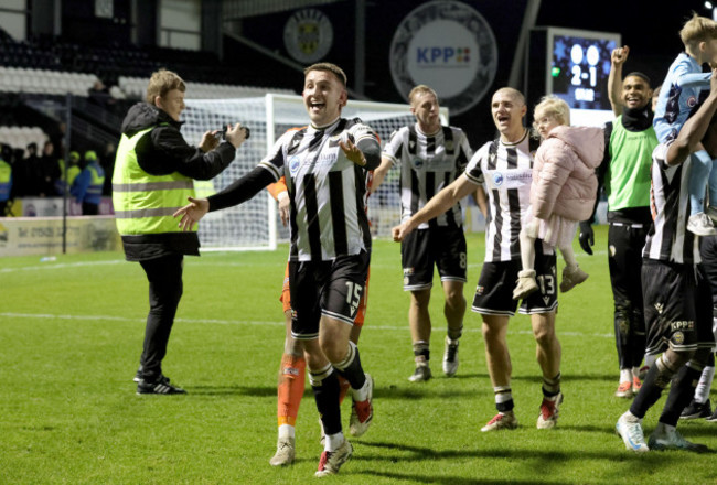 st-mirren-players-celebrate-at-the-final-whistle-after-the-william-hill-premiership-match-at-the-smisa-stadium-paisley-picture-date-thursday-december-26-2024