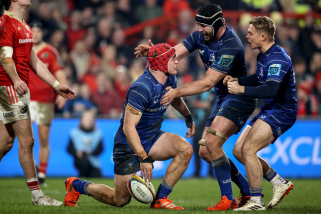 josh-van-der-flier-celebrates-with-caelan-doris-and-fintant-gunne-after-scoring-his-sides-third-try