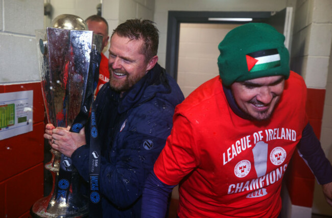 damien-duff-and-joey-obrien-bring-the-league-of-ireland-trophy-into-the-changing-room-after-the-game