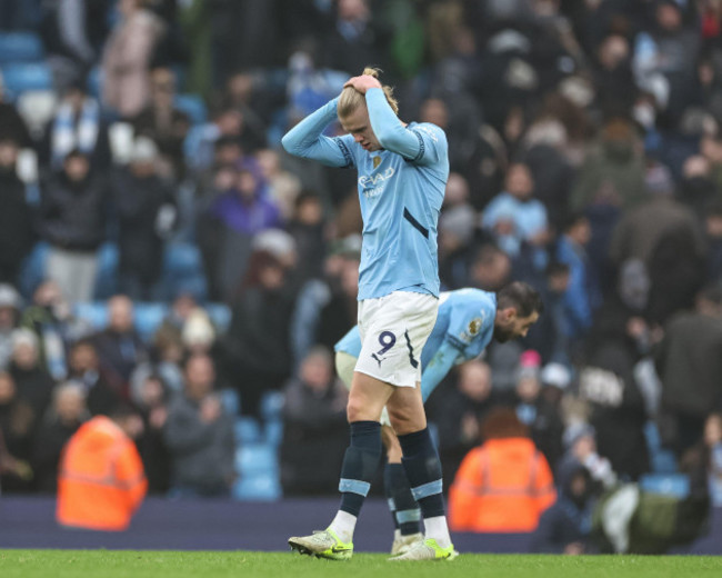 a-dejected-erling-haaland-of-manchester-city-after-the-final-whistle-during-the-premier-league-match-manchester-city-vs-everton-at-etihad-stadium-manchester-united-kingdom-26th-december-2024phot