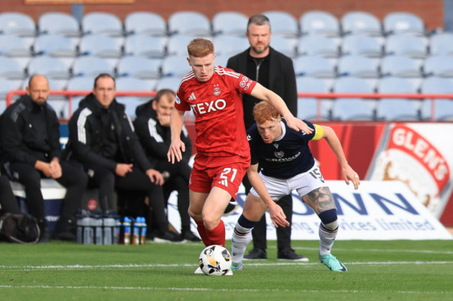 dens-park-dundee-uk-28th-sep-2024-scottish-premiership-football-dundee-versus-aberdeen-gavin-molloy-of-aberdeen-shields-the-ball-from-simon-murray-of-dundee-credit-action-plus-sportsalamy-liv