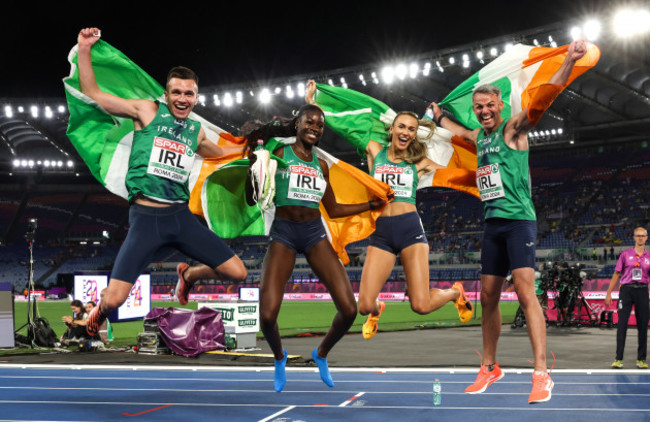 chris-odonnell-rhasidat-adeleke-sharlene-mawdsley-and-tom-barr-celebrate-winning-a-gold-medal