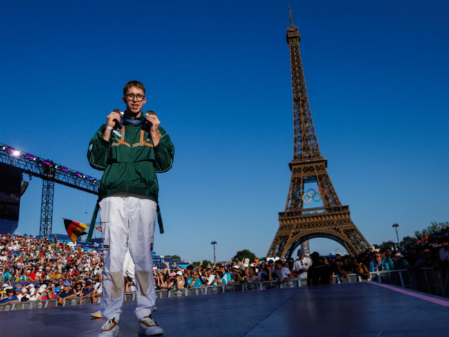 daniel-wiffen-with-his-gold-and-bronze-medal