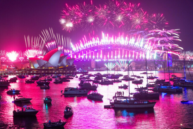 sydney-australia-1-january-2025-australia-celebrates-the-arrival-of-2025-with-a-midnight-fireworks-display-on-sydney-harbour-credit-robert-wallace-wallace-media-network-alamy-live-news