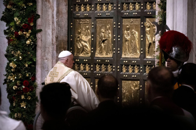 vatican-city-vatican-24th-dec-2024-vatican-city-vatican-december-24-pope-francis-officially-inaugurates-the-2025-jubilee-year-with-the-solemn-opening-of-the-holy-door-at-st-peters-basilica-o