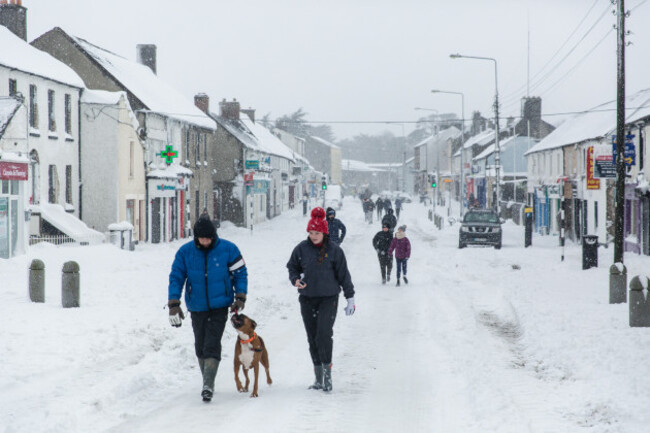 celbridge-kildare-ireland-02-mar-2018-main-street-in-celbridge-covered-in-snow-in-the-aftermath-of-the-cold-wave-bugged-the-beast-from-the-east-followed-by-storm-emma-people-out-walking-on-the