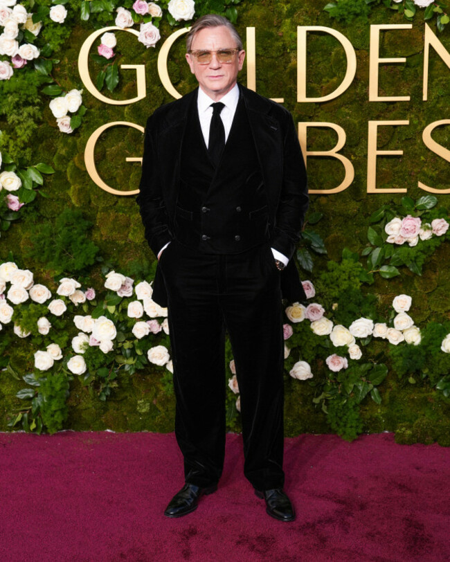 los-angeles-usa-05th-jan-2025-daniel-craig-walking-on-the-red-carpet-at-the-82nd-annual-golden-globe-awards-held-at-the-beverly-hilton-hotel-in-beverly-hills-ca-on-january-5-2025-photo-by-stha