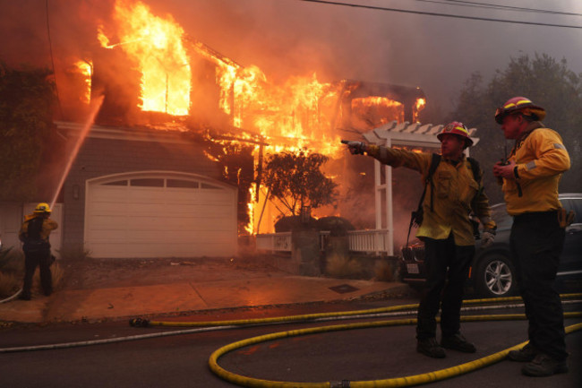 los-angeles-california-usa-7th-jan-2025-firefighters-battle-a-burning-home-on-bollinger-dr-in-pacific-palisades-the-fast-moving-brush-fire-has-grown-to-more-than-1200-acres-and-is-forcing-some