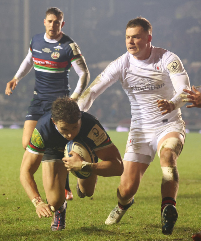 josh-bassett-runs-in-to-score-his-sides-second-try-of-the-match