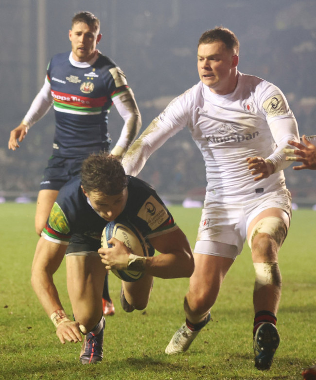 josh-bassett-runs-in-to-score-his-sides-second-try-of-the-match