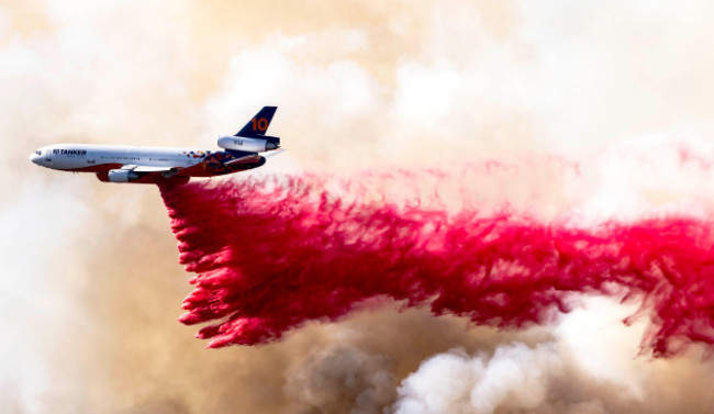 los-angeles-california-usa-11th-jan-2025-a-plane-drops-phos-chek-fire-retardant-into-mandeville-canyon-one-of-the-neighborhoods-threatened-by-the-palisades-fire-which-spread-north-and-east-over